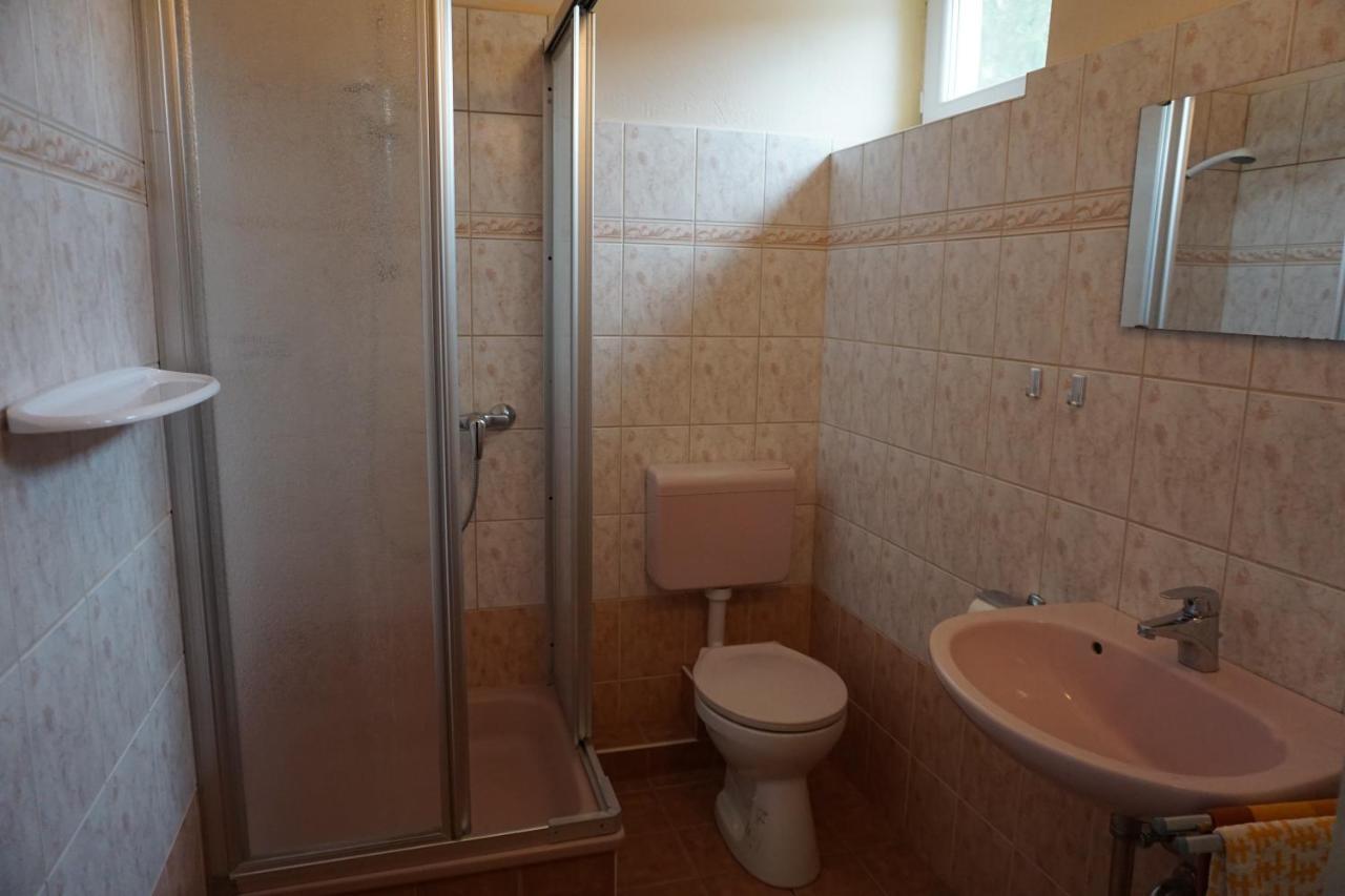 Апартаменты Grosses Ferienhaus Plattensee Balaton - Nyaralo Haz 6 Szobaval, 5 Fuerdoszobaval, 3000 Nm Szolad Экстерьер фото
