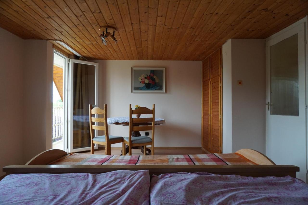 Апартаменты Grosses Ferienhaus Plattensee Balaton - Nyaralo Haz 6 Szobaval, 5 Fuerdoszobaval, 3000 Nm Szolad Экстерьер фото