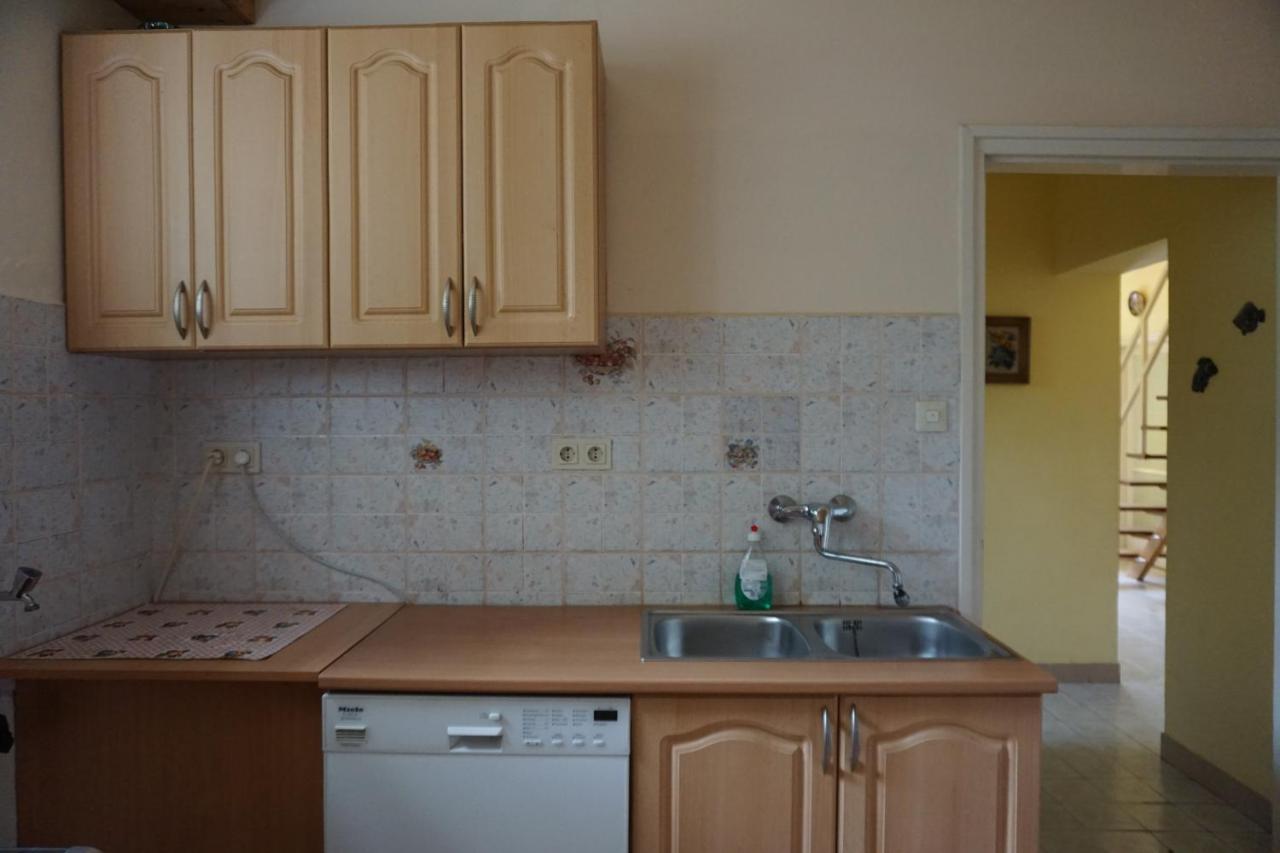 Апартаменты Grosses Ferienhaus Plattensee Balaton - Nyaralo Haz 6 Szobaval, 5 Fuerdoszobaval, 3000 Nm Szolad Экстерьер фото