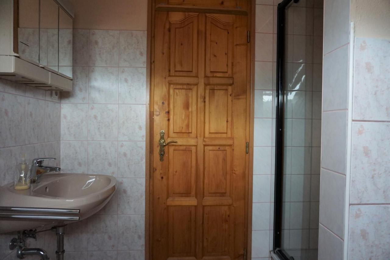 Апартаменты Grosses Ferienhaus Plattensee Balaton - Nyaralo Haz 6 Szobaval, 5 Fuerdoszobaval, 3000 Nm Szolad Экстерьер фото