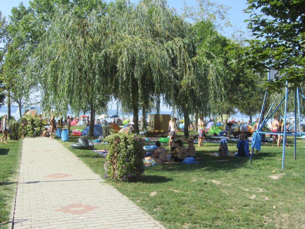 Апартаменты Grosses Ferienhaus Plattensee Balaton - Nyaralo Haz 6 Szobaval, 5 Fuerdoszobaval, 3000 Nm Szolad Экстерьер фото