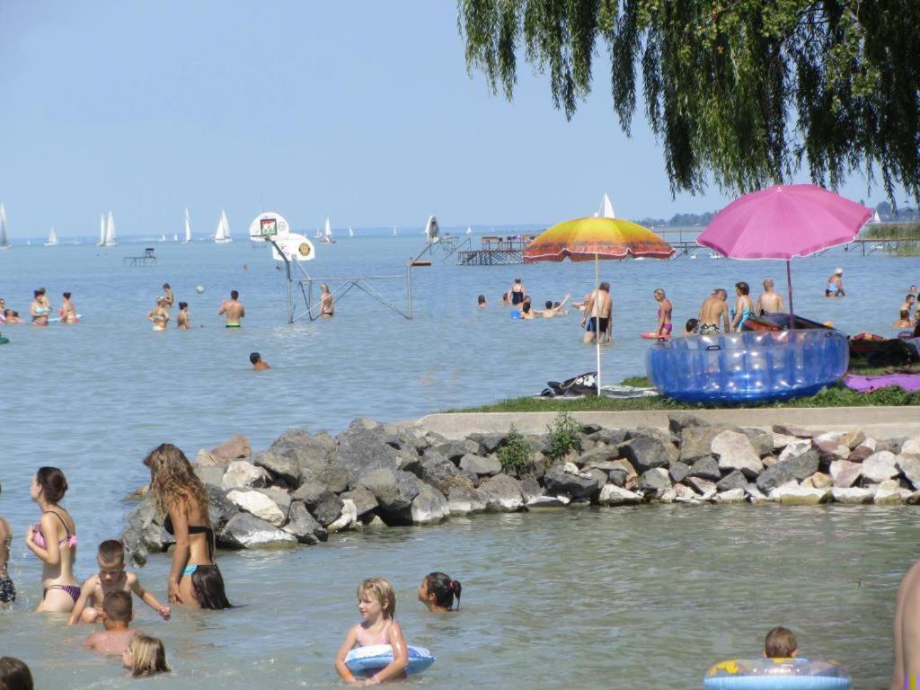 Апартаменты Grosses Ferienhaus Plattensee Balaton - Nyaralo Haz 6 Szobaval, 5 Fuerdoszobaval, 3000 Nm Szolad Экстерьер фото