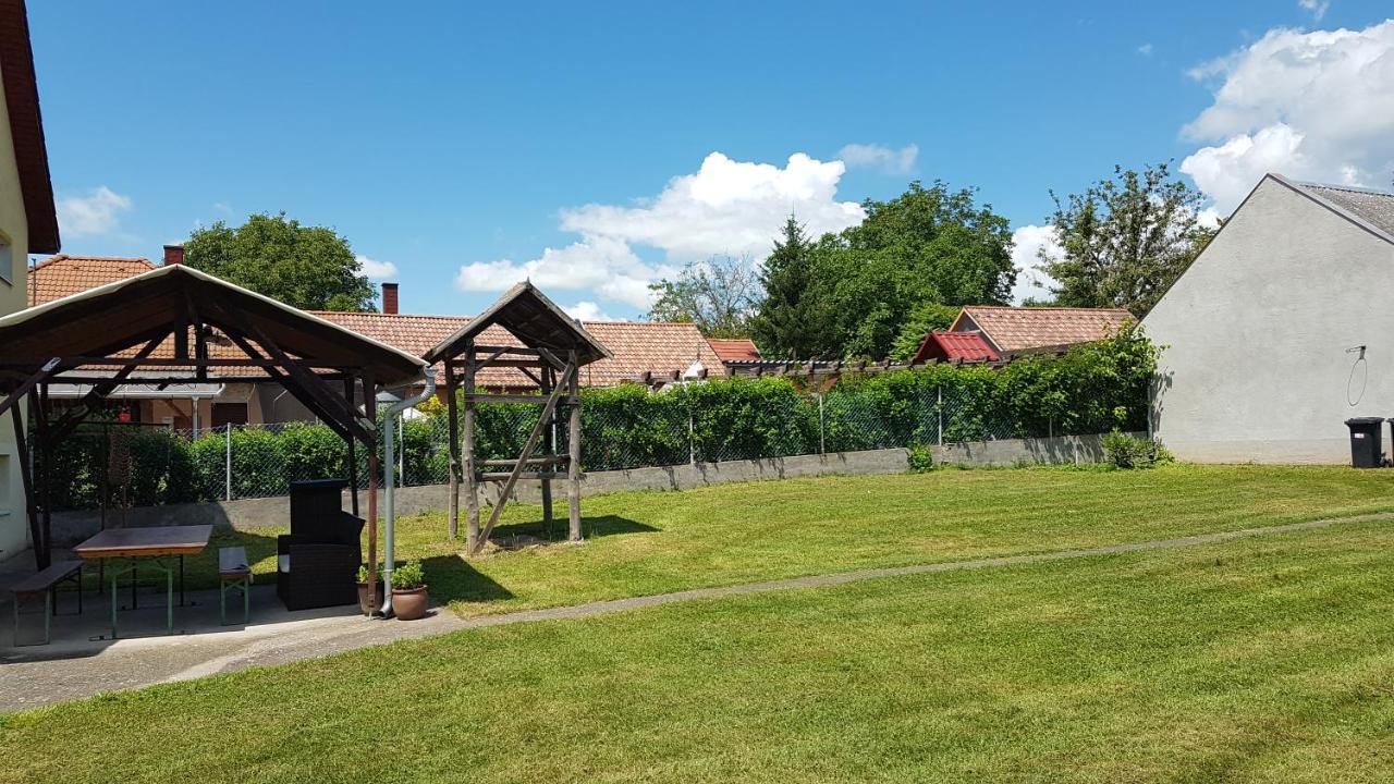 Апартаменты Grosses Ferienhaus Plattensee Balaton - Nyaralo Haz 6 Szobaval, 5 Fuerdoszobaval, 3000 Nm Szolad Экстерьер фото