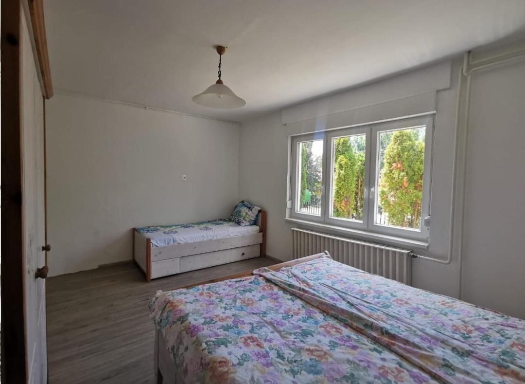 Апартаменты Grosses Ferienhaus Plattensee Balaton - Nyaralo Haz 6 Szobaval, 5 Fuerdoszobaval, 3000 Nm Szolad Экстерьер фото