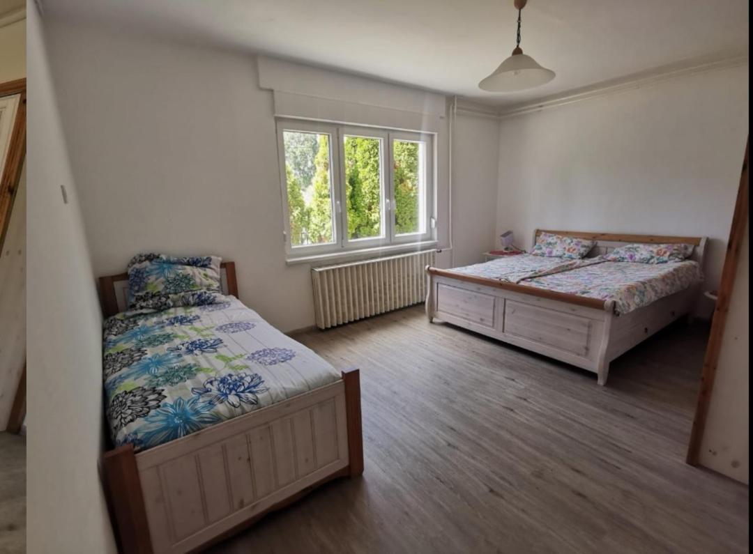Апартаменты Grosses Ferienhaus Plattensee Balaton - Nyaralo Haz 6 Szobaval, 5 Fuerdoszobaval, 3000 Nm Szolad Экстерьер фото
