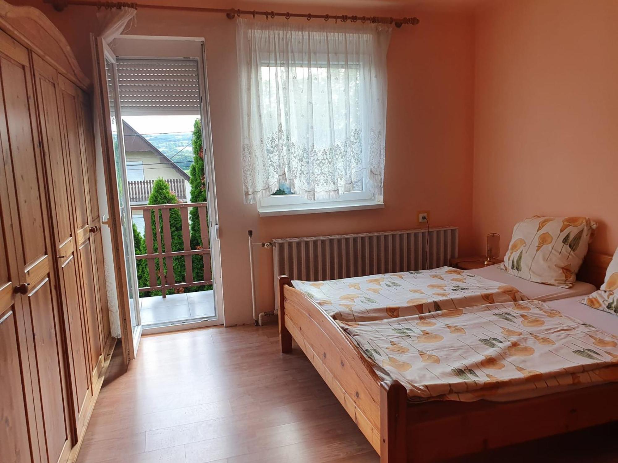 Апартаменты Grosses Ferienhaus Plattensee Balaton - Nyaralo Haz 6 Szobaval, 5 Fuerdoszobaval, 3000 Nm Szolad Экстерьер фото